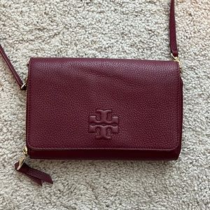 Tory burch wallet on chain in burgundy color